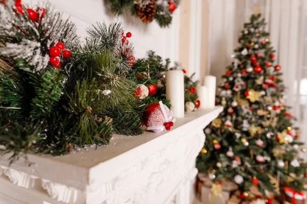 Noel sahne. Tatil tebrik kartı Design.Vintage Styled.Beautiful Noel ağacı, dekor ve mumlar. kış tatil, yılbaşı kartı, mutlu yeni yıl, Festival oturma odası
