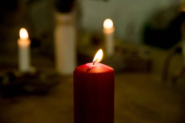 Bougies rouges et blanches brûlent sur fond bokeh vacances clignotant et arbre de Noël.Belle composition de spa.Composition de Pâques. Les bougies brûlent dans l'obscurité. Créez une ambiance festive . — Photo