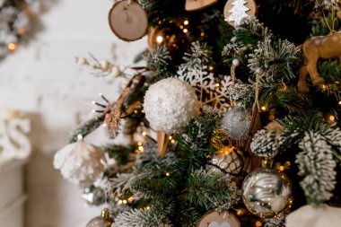 Mutlu Noeller ve mutlu yeni yıl kavramı, Closeup Xmas tatil bokeh ile dekore edilmiş bir ağaca asılı beyaz, gümüş önemsiz şey. Noel süsleri, Noel ağacı, hediyeler, yeni yıl. İskandinav