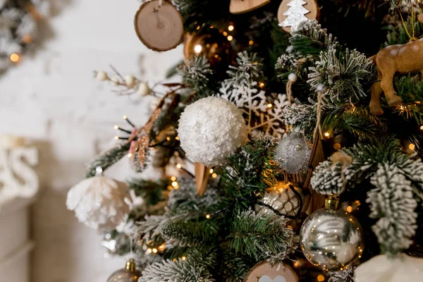 Mutlu Noeller ve mutlu yeni yıl kavramı, Closeup Xmas tatil bokeh ile dekore edilmiş bir ağaca asılı beyaz, gümüş önemsiz şey. Noel süsleri, Noel ağacı, hediyeler, yeni yıl. İskandinav
