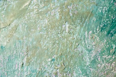 Soyut desen arka plan için yeşil sıva dokulu. Doku duvar, yüzeyler veya duvar kağıtları oluşturmak için. Mat doku usulsüzlük ve yardım ile. Eski kabartmalı duvar yüzeyi parçası