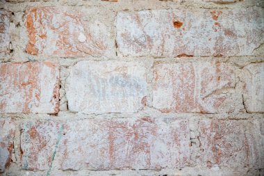 Yıkık kırmızı eski Vintage kentsel tuğla duvar arka plan. Retro Brickwall kare duvar kağıdı. Eski püskü Grunge Çerçeve doku. Kırmızı kahverengi tuğla duvar ile kırık Grungy sıva katmanı dokulu.