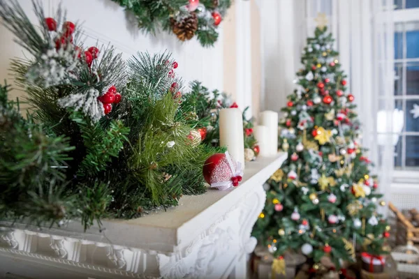 Rahat bir oturma odası ile sayısız ışıklar ışıklı hazır Noel kutlamak için dekore edilmiştir. Noel oda iç tasarım, Noel ağacı ışıkları, mumlar ve kapalı şömine aydınlatma garland tarafından dekore edilmiş.