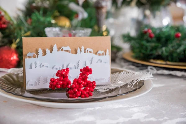 Рождественский задник с красными орнаментами, святыми ягодами, бантом и украшениями в винтажном стиле. Рождественский стол украшения. Поздравительная открытка. — стоковое фото