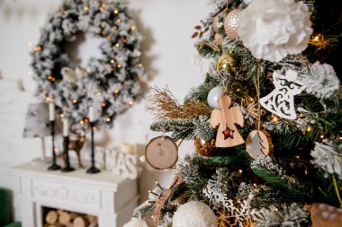 bir Noel ağacı ahşap bir Noel meleği Vintage Noel dekorasyon Festival background.figure üzerinde. Beautifyl oturma odası iç şömine ve duvardaki büyük Noel çelenk ile. Rahat