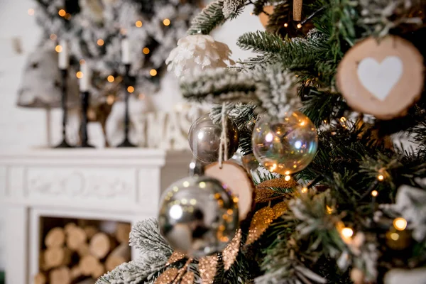 Interior clássico de um quarto branco com uma lareira decorada, árvore de Natal, guirlandas, velas, lanternas, presentes de manhã. Fundo de inverno.Madeira — Fotografia de Stock