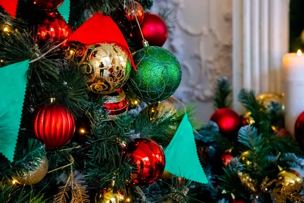 Árvore de Natal magicamente decorada com bolas, fitas e guirlandas em um fundo brilhante, fada e espumante.Árvore de Natal decorada. Decorações brilhantes para o Ano Novo. Natal. — Fotografia de Stock