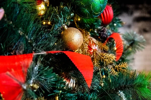 Magicamente decorato albero di Natale con palle, nastri e ghirlande su uno sfondo sfocato lucido, fata e scintillante.Decorato albero di Natale. Decorazioni luminose per il nuovo anno. Natale! — Foto Stock