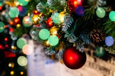 Noel ve yeni yıl dekorasyon. Noel ağacına asılı baubles. Xmas tatil çelenk, tinsel, top ile arka plan. Ufuk bulanık ışıklar bokeh ile Noel ağacı