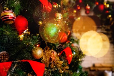 Noel ve yeni yıl dekorasyon. Noel ağacına asılı baubles. Xmas tatil çelenk, tinsel, top ile arka plan. Ufuk bulanık ışıklar bokeh ile Noel ağacı