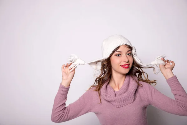 Menina bonita está vestindo roupas de inverno quentes.Menina jovem hipster olhando feliz e animado, tendo fun.Charming menina usa bonito inverno hat.Photo de boa aparência senhora alegre em roupas de malha. — Fotografia de Stock