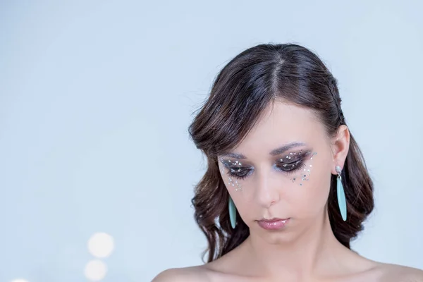 Művészi make-up nő portréja elszigetelt fehér background.cute arc, kreatív, hogy fiatal nő fel, és csukott szemmel. Kreatív téli üdülési Makeup.glitter ajkak, arc design és manikűr — Stock Fotó