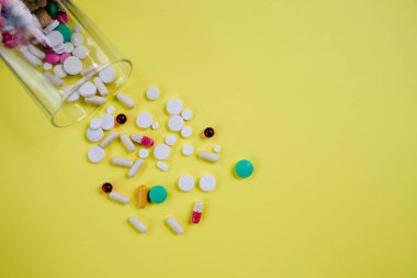 Denetim, destek, sarı arka plan Doğum kontrol hapı. Renkli hapları ve izole kapsül. Eczane ilaç Antibiotic.Multi renkli tabletler ve kapsüller, tema için tablet, ilaç tıp şişe