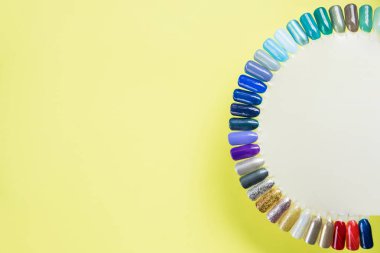 Renk örnekleri yaz manikür ve çivi. Tatil koleksiyonu, çok renkli manikür ve renk oje örnekleri topluluğu. Tırnak güzellik salonu. Büyük seçimi ile farklı parmak tırnak sanat tasarım