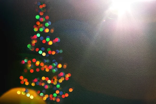 Силуэт рождественского дерева Боке размывает светлый праздник на темном фоне стены. Аннотация Рождественские елки Молнии. Зимние праздники поздравления card.fairy молний. — стоковое фото