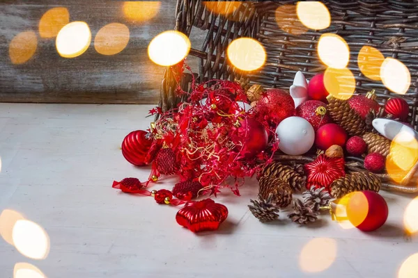 Feliz Natal e feliz ano novo. Cesta com brinquedos de Natal e presentes de Natal em um fundo de madeira. Decoração de Natal e bokeh lights.Greeting cartão . — Fotografia de Stock