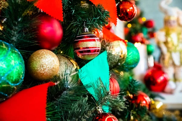 Vacanza di Natale lampeggiante sfondo astratto con albero di Natale decorato.Colorato bauble, fili di lame, decorazione retrò, ornamenti natalizi. Interni vacanze invernali . — Foto Stock