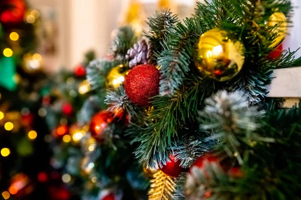 Декоративная гирлянда из ветвей и конусов рождественских елок. Дом украшен к зимним праздникам, немного красных и золотых бабочек. Скопируй место для желаний. Избирательный фокус. Красочные рождественские украшения. — стоковое фото