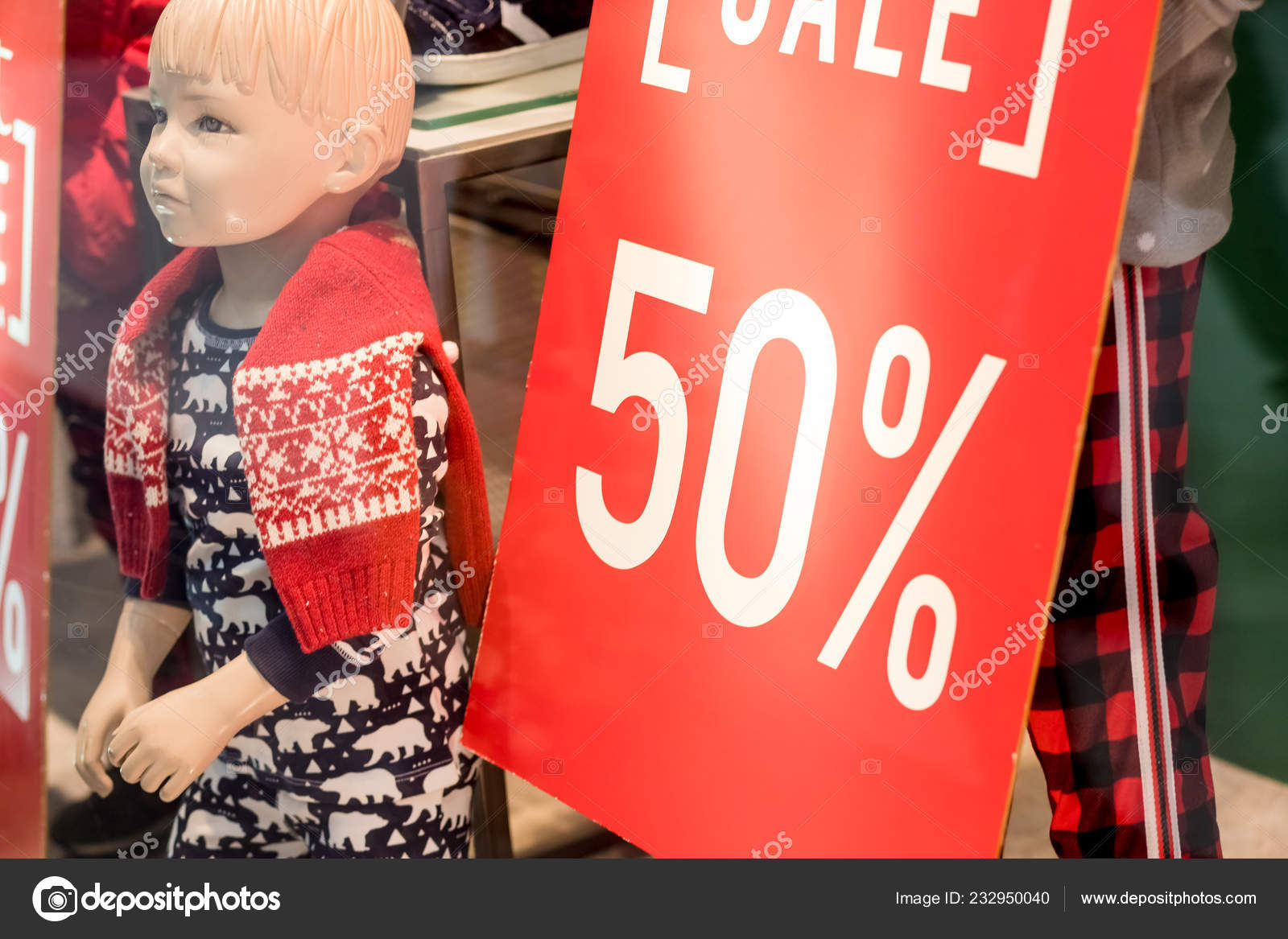 Rot Verkauf Anmelden Kinder Kleidung Schaufenster Neben Eine Schaufensterpuppe In Winterkleidung Gekleidet Winterschlussverkauf Kinder Kleidung Zu Speichern Modische Marken Kleidung Und Accessoires Fenster Anzeigen In Merry Stockfoto C Yulia25