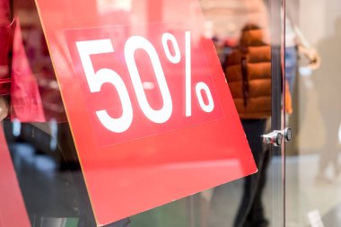 Özel satış metin bir cam duvar, bir görünüm içinde popüler giyim mağazası kapalı 50'ye kadar. Son satış, 50, butik giyim. discounts.sale 50 sahte kapalı kadar reklam görüntüleme, alışveriş, iş ve
