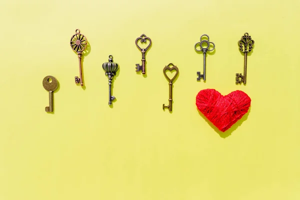 14 februari, sleutels met het hart als een symbool van de liefde. Wenskaart met rood hart op gele achtergrond. Valentijnsdag achtergrond. De kern van mijn hart-concept. pad naar het hart. Valentines Day.Copy ruimte — Stockfoto