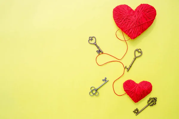14 februari, sleutels met het hart als een symbool van de liefde. Wenskaart met rood hart op gele achtergrond. Valentijnsdag achtergrond. De kern van mijn hart-concept. pad naar het hart. Valentines Day.Copy ruimte — Stockfoto