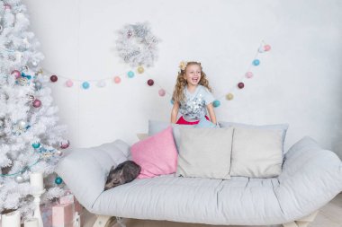 Yeni yıl ve Noel Prenses ve mini domuz rolü, küçük bir mutluluk kız hakkında hikaye. 2019.pig Çin takvimine üzerinde küçük domuz sembolü. Yeni yıl ağacı yakınındaki yeni yıl domuz. Zıplama eğlence