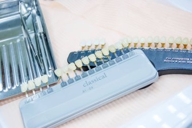 Akrilik diş dişçi clinic.chart. renk chart.dentist office Diş Bakımı diş ve sağlık kavramı .teeth renk samples.whitining diş. Diş enstrüman diş rengini seçmek için. Diş