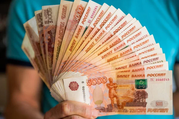 Beyaz arka plan üzerinde izole elinde beş bin Rus ruble. Bohça-in banknot Rus Rus banknot holding Federation.Hand 5000 ruble. Rus parası arka plan.