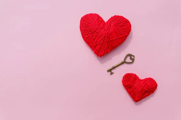 Happy Valentijnsdag achtergrond met twee harten op roze background.thread geïsoleerd op white.knitting concept. Rode en roze hart vorm symbool gemaakt van wol. Vintage sleutel en rood hart. — Stockfoto