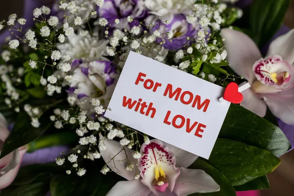 Ramo de flores. Cita romántica, invitación, dulce concepto de deseo. Feliz día de la madre card.for mamá con flores de amor ramo y corazón rojo. Fondo con flores frescas. Mejor mamá.Felicidades . —  Fotos de Stock