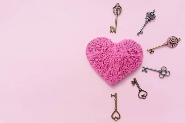 Pink heart with love key. Valentines Day pink background. Top view.Greeting card.Copy space.old keys with pink heart isolated , sweet pink tone. Hobby concept.Colorful yarn — Stock Photo, Image