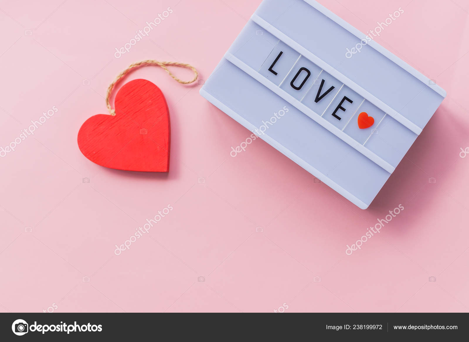 L'amour est un mot est écrit sur la boîte à lumière. Inscription d'amour.  Décoration, image size:1600x1167