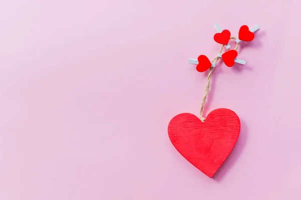 Carte de Saint Valentin. cœurs rouges en bois isolé sur fond rose. concept de Saint-Valentin heureux. Carte postale festive. Concept d'amour pour la fête des mères et la Saint-Valentin. — Photo