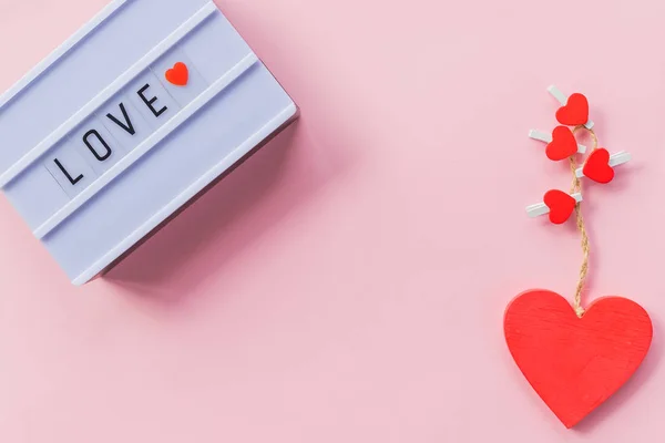 L'amour est un mot est écrit sur la boîte à lumière. Inscription d'amour. Décoration pour fête de mariage ou Saint Valentin. J'adore la clé du cœur. Histoire d'amour. Espace de copie.Décoration intérieure Saint-Valentin — Photo