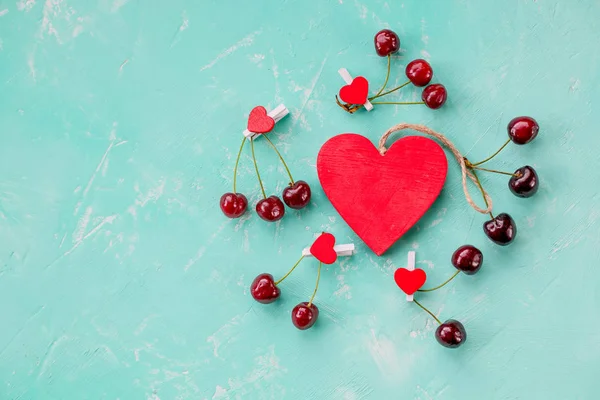 Hartsymbool met rode rijpe kersen geïsoleerd. Concept van het leven. Stijl van een gezonde levensstijl. Bescherming van leven en gezondheid. Hou van symbool of romantiek van Valentijnsdag concept.14 februari kalender. — Stockfoto