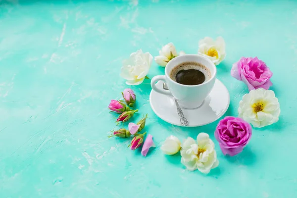 朝一杯のコーヒーと明るい背景に美しいバラの花平面図です。居心地の良い朝食。フラット レイアウト スタイルです。青の背景にフラット レイアウトの家のワークスペース background.copy スペース。居心地の良い朝食 — ストック写真