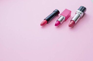 Pembe arka plan izole ruj kümesi. Kırmızı, pembe, şarap, şarap gibi. Güzellik kozmetik koleksiyonu. Kozmetik parlak dudaklar delisious dokular ile moda trendleri. Renkli sesleri, ruj renk tonları