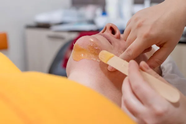 Vücut bakımı. Çene üzerinde epilasyon. Şevval özçelik güzellik kaldırma saç, kadının yüzü. Lazer epilasyon tedavisi kozmetik güzellik Kliniği. Alında saç çizgisi pürüzsüz ve yumuşak bir cilt. Sağlık ve güzellik Concept.wax için