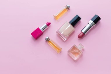 Profesyonel makyaj pembe arka plan izole. Düz kompozisyon. Dergi, sosyal medya. Üstten görünüm. Düz yatıyordu. Güzellik kavramı. Dekoratif kozmetik products.collection. Moda trendleri ile kozmetik