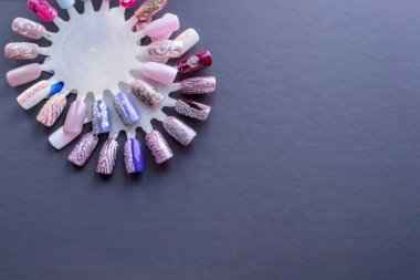 Çeşitli el boyalı tırnak tasarımları gri izole örnekleri. Tırnak cilası farklı moda renklerde büyük seçimi. Sevgililer Nail sanat manikür. Tatil tarzı. Tırnak cilası. Güzellik Salonu. Kopya