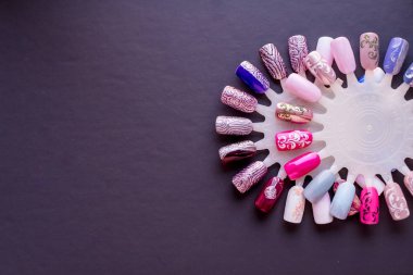 Çeşitli el boyalı tırnak tasarımları gri izole örnekleri. Tırnak cilası farklı moda renklerde büyük seçimi. Sevgililer Nail sanat manikür. Tatil tarzı. Tırnak cilası. Güzellik Salonu. Kopya