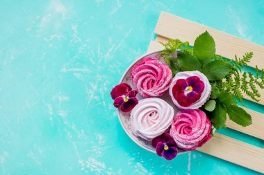 Ev yapımı kiraz hatmi, pembe beze meyveleri tatlı kurabiye. Sevgiliye arka plan, anneler günü için mevcut. Düğün çikolata. aşk ve tatlı bir kavram. Kopya alanı