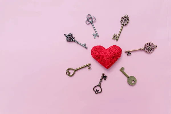 Sleutels met rood hart voor 14 februari .agenda met hartjes en sleutel. Valentijnsdag viering concept. vriendschap, relatie, eenzaamheid, online Dating. liefde concept voor lief en romantisch — Stockfoto