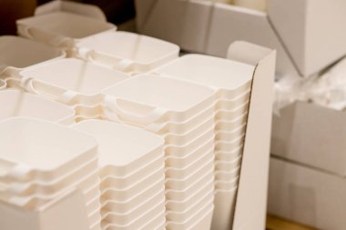 Plastik kaplar, kutuları, Beyaz şeffaf plastik container.stack katlanmış. Plastice metin ve plastice paketi için Hayır. Çevre kirliliği kavramı. Seçici odak