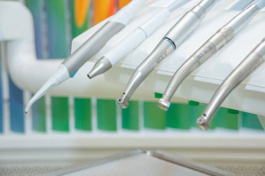 Farklı diş aletleri ve araçları bir dişçi ofisinde. Closeup görünümü matkaplar diş hekimleri cerrahi gibi bazı diş ekipman