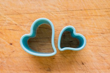 Mavi plastik pişirme kalıpları, ahşap arka plan üzerinde izole formları. cookies.different kalıpları için çocuk kurabiye pişirme için kalıplar ayarla kalıpları