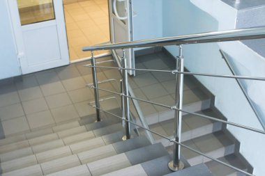 Acil durum ve tahliye binada merdiven çıkmak. iç merdiven kliniği ile. Merdiven üst görünümden hastanede. dikey fotoğraf. Ayrıntılar korkuluk ve merdivenlerden aşağı. merdiven, merdiven