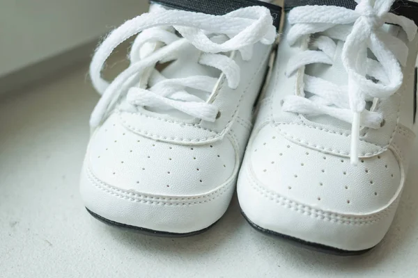 Par vita sport sneaker skor på vit bakgrund. Baby sneakers, löparskor. Barn skor. Mockasiner. Baby trampar läder första steg shopping. Baby skor isolerade. Kid sko eller childs skor — Stockfoto