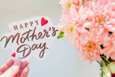 Mutlu anneler günü kartı. Bahar Bouquet.Pink kasımpatı çiçekleri ile tebrik kartı. Mutlu anneler günü Pastel şeker arka plan renkleri. Çiçek anneler günü düz en az kavramı yatıyordu. Seçici odak